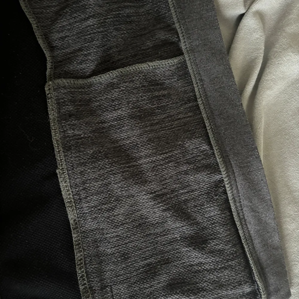 Säljer en grå hoodie från SOC i storlek xxs. Den har en dragkedja framtill och en praktisk huva. Materialet är mjukt och bekvämt, perfekt för träning eller vardagsbruk. Jackan har långa ärmar och en tajt passform. Jackan har både innerfickor och dragkedjsfickor på utsidan. Den är i bra skick och redo för en ny ägare!. Jackor.