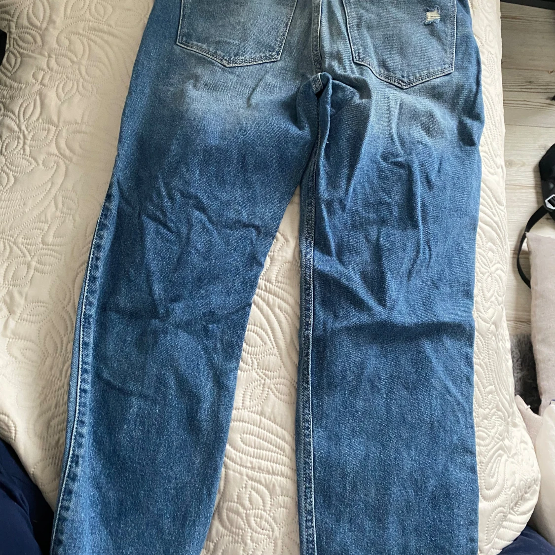 Blå jeans med slitningar - 91