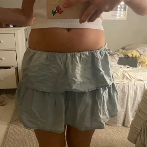 Mini klänning/ kjol/ topp med volang - Mini jeans klänning med volang, går eventuellt att vika ned till kjol eller att ha som topp med!💕💕💕💕💕