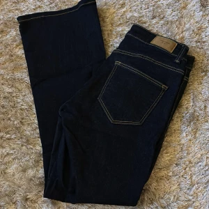 Blåa jeans från Vero Moda i strl S - Stretchiga blåa jeans från Vero Moda. Passar mig som är 1,55. Pris kan diskuteras. 