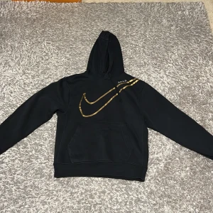 Nike hoodie  - Säljer min Nike hoodie då jag inte har någon användning av den, pris kan diskuteras, tröjan är i bra skick