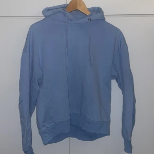 Ljusblå hoodie - Ljusblå hoodie från lager 157 i fint skick, inga tecken på användning 🙏🏽 säljer pågrund av att den inte kommer till användning!