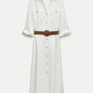 Zara klänning  - Säljer denna klänning från Zara som är helt oanvänd då den ej kommit till användning. Storleken är 36/S. 