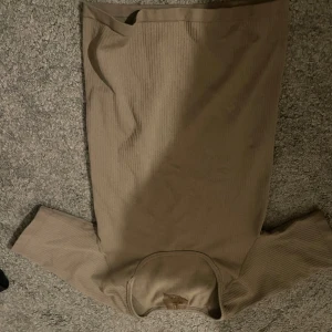 aimin trönings sett - storlek s i båda  fint skick  sitter bra på  80 för tröjan 100 för byxorna 150kr för båda 