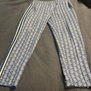 Lacoste  - Lacoste byxor (skick 10/10) (storlek m ) färg blå o vit 