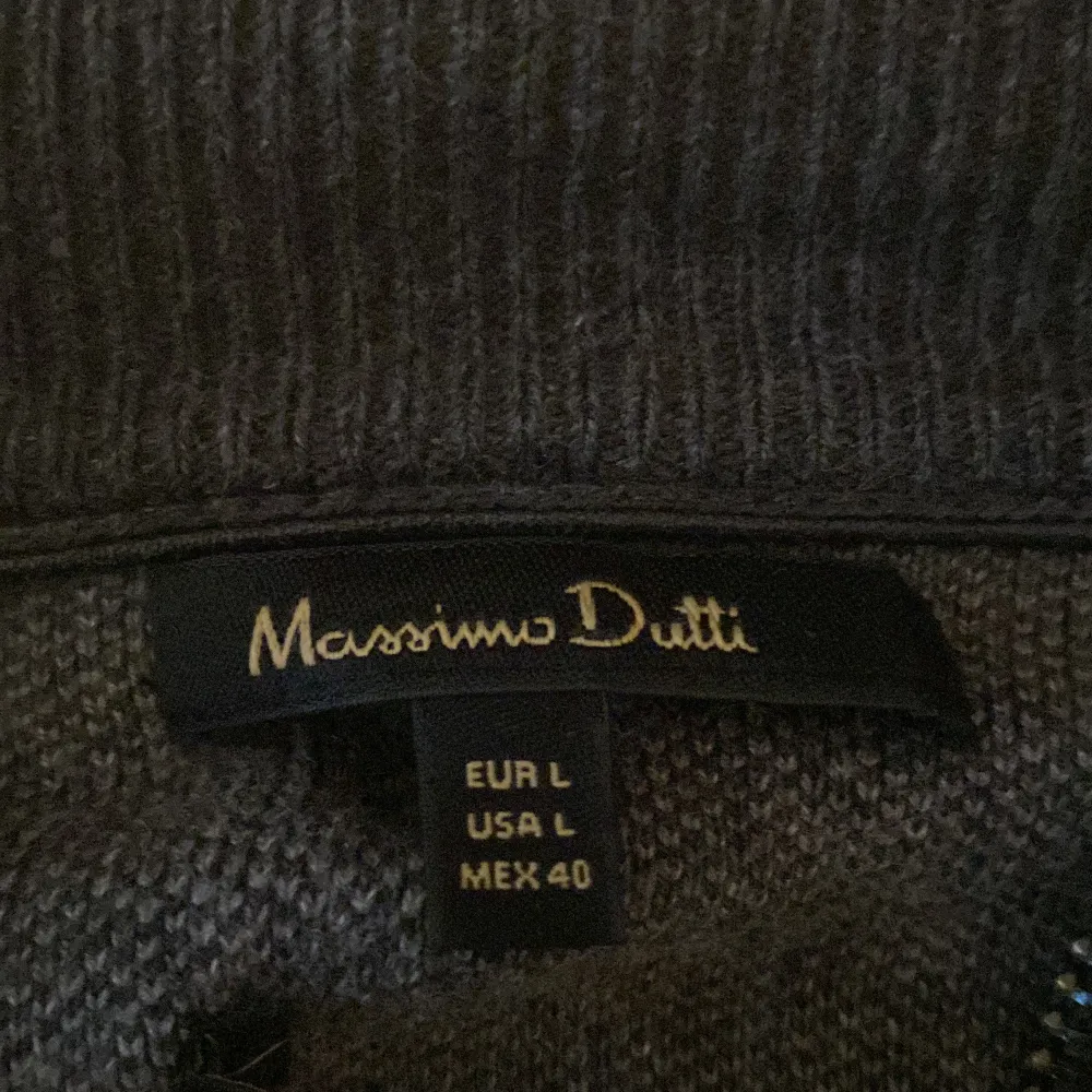 Tja, nu säljer vi denna snygga cardigan från massimo dutti! Den är i grymt skick 9/10! Grym att ha nu till skolstart! Nypris ca 2199!Hör av er vid funderingar.  Vid snabb affär kan jag gå ned i pris!. Jackor.