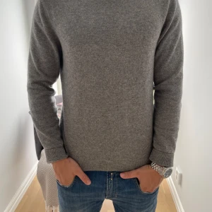 A days march Kashmir tröja  - Riktigt skön 100% Kashmir tröja från ’’A days march’’ ||Toppskick inga defekter✨|| (Den är i storlek Medium men passar också Small) ||Nypris på denna ligger runt 2000:-|| ||Mitt pris 699:-|| (Modellen på bilden är 175cm och väger 65kg) ||Hör av er🌟||