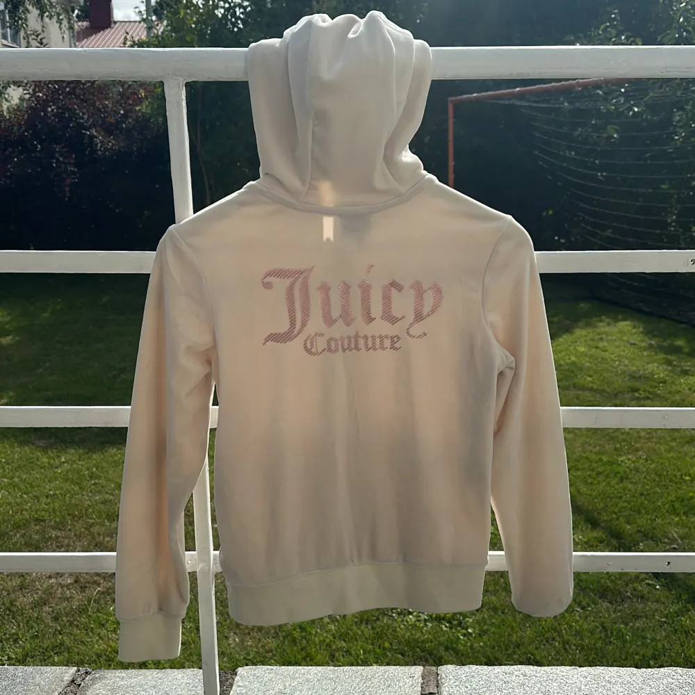 Mjuk hoodie i vit sammet med rosa metallic tryck från Juicy Couture. Endast använd fåtal gånger. . Hoodies.