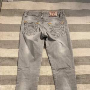 Säljer mina true religion jeans i strl 26/32 i nyskick💗 pris kan diskuteras, bootcut 