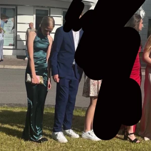 Balklänning - Säljer min skräddarsydda balklänning jag hade i 9an. Som preferens så är jag 168 och brukar ha xs. Pris går att diskutera!💓