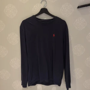 Polo Ralph Lauren tröja - Säljer den för den är lite förstor.  Jag har använt den typ 5 gånger så typ helt ny Storlek S men den sitter som M. 1000 kr ny pris