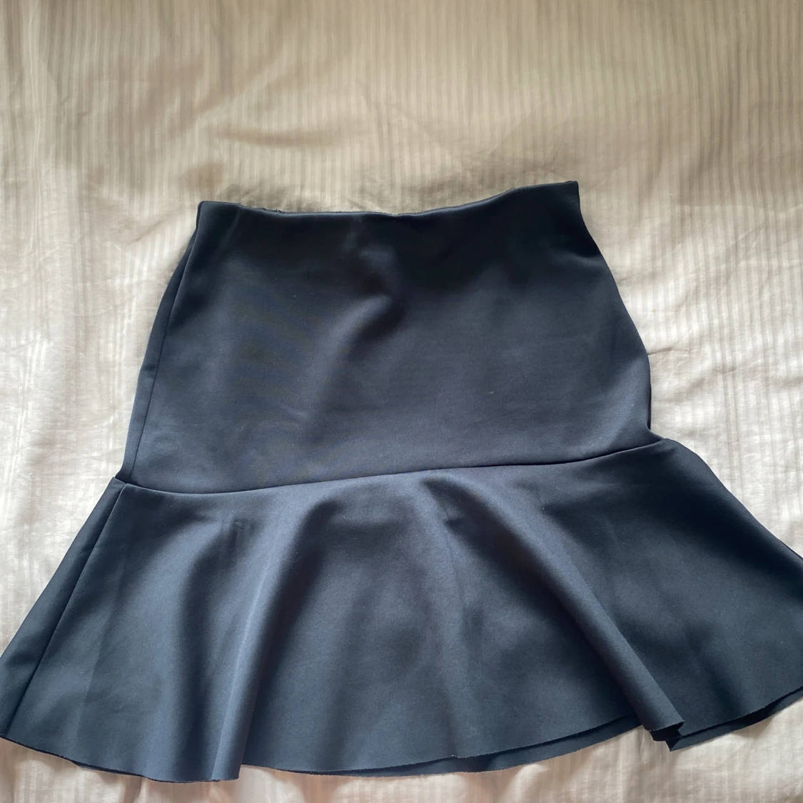 Svart kjol med volang