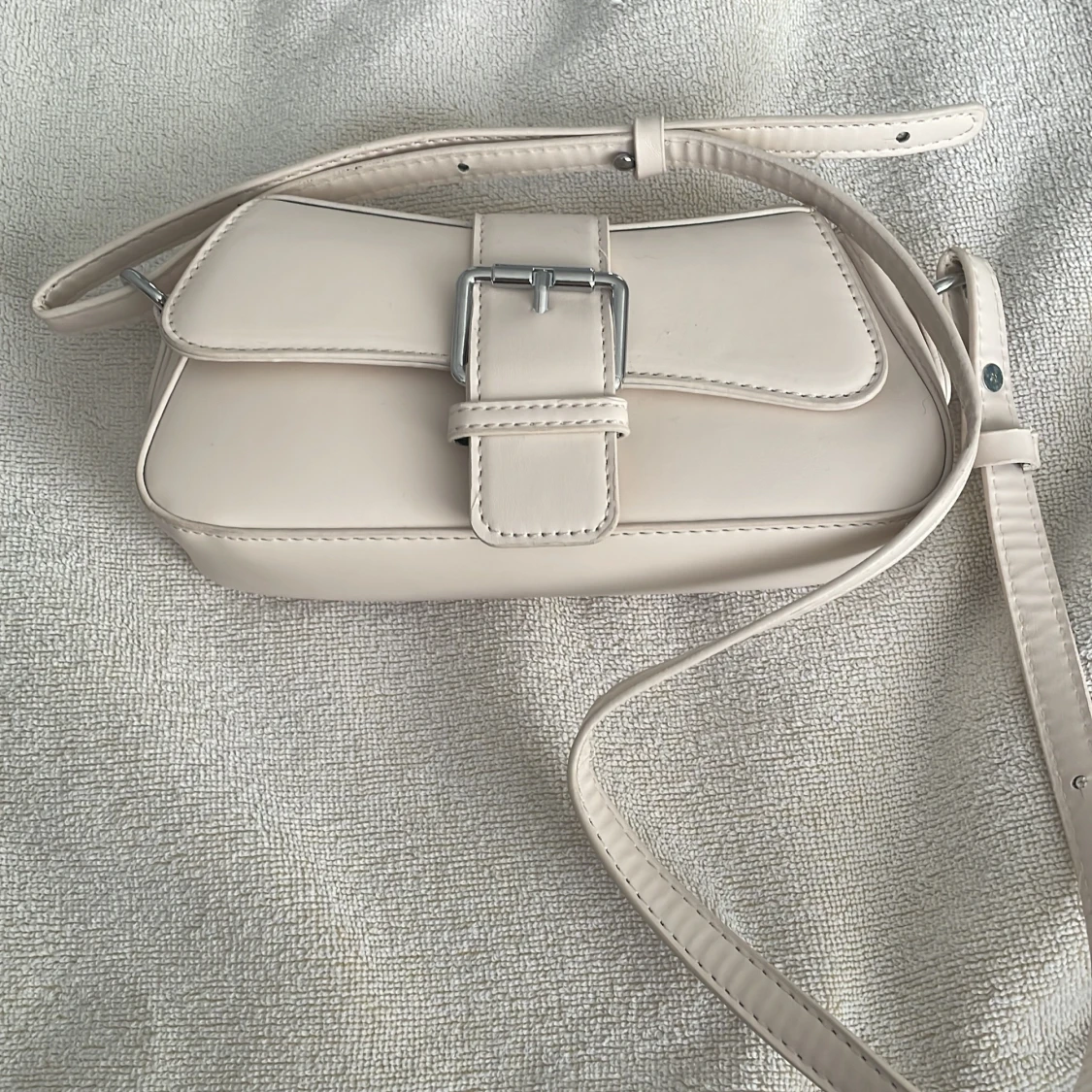 Beige axelväska med spänne - 90