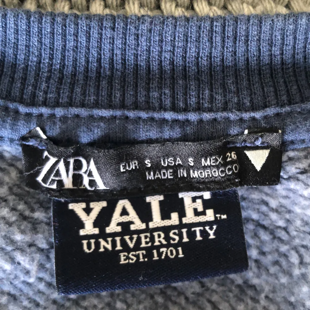 Säljer en snygg mörkblå sweatshirt från Zara med stor Yale-logga på framsidan och ett litet Y-broderi på ärmen. Tröjan är i bra skick och perfekt för höst och vinter. Superbekväm och stilren, perfekt för både vardag och chill. Kom gärna med prisförslag!❤️. Tröjor & Koftor.