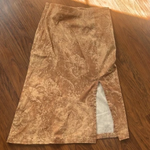 Beige kjol - jättefin men använder ej tyvärr, jättefint skick inga defekter