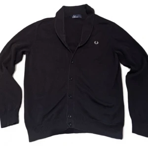 Fred Perry cardigan - En riktigt snygg svart fred Perry cardigan. -Medium -Bra skick, skönt material. Skriv i DM om ni är intresserade, kan skicka fler bilder! Pris kan diskuteras