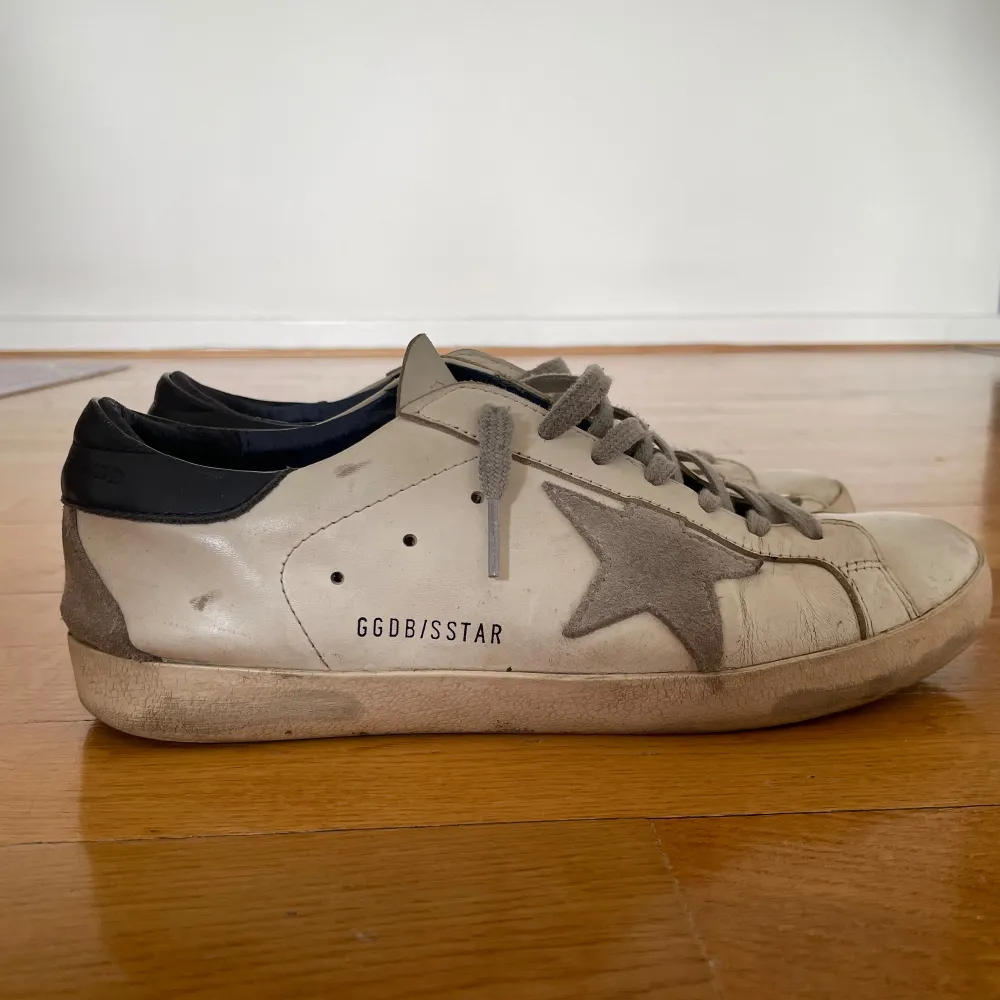 Tja! Säljer dessa slitna golden goose då dem ej kommer till användning längre, skick enligt bilder, defekter syns på bild 4 & 5, därav det låga priset. Pris kan diskuteras vid snabb affär!. Skor.