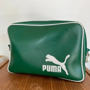 Retro Vintage puma väska - I använt men fint skick! Saknar axelband 