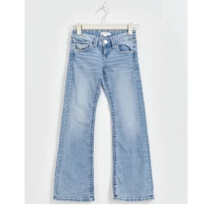 Fina bootcut jeans🤍 - Säljer dessa fina jeans från Gina tricot, känner att dom inte kommer till användning så därför väljer jag att sälja dom, inga täcken på användning🤍skriv om ni har frågor🤍