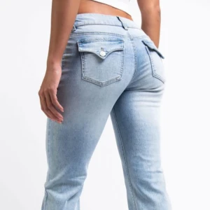 Lågmidjade jeans - Jeans från madlady. Jätte bra skick, knappt använda. Storlek 38 tall. Kom privat för fler bilder och frågor 💗 Nypris 700!