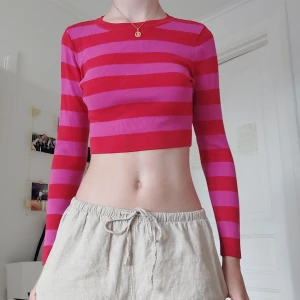 Röd och rosa randig tröja - Står s skulle säga xxs/xs