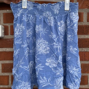 Söt topp/kjol med resår. Strl L - Nyskick!  Fungerar som både topp och kjol :)