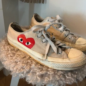 Comme des garçons x converse  - Skit snygga skor med små gulliga hjärtan jag hade gärna burit de själv men mina små troll fötter har växt så de är för små om it moder känner för att det ska vara inne att gröna tå naglar sticker ut😘 skick 7/10🐒💨 storlek 40😼