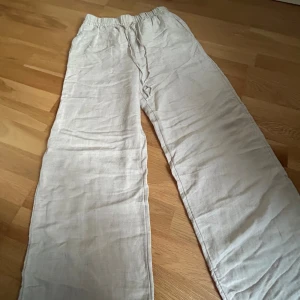 Beigea linnebyxor  - Linnebyxor ifrån H&M, luftiga och sköna inför sommaren. Finns en liten slitning på bakdelen, annars inga defekter💗
