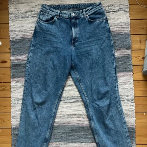 Monki Jeans  - Jeans från Monki använda varsamt. Kom privat för fler bilder och mått!⭐️ De är äldre modell och är baggy jeans. Pris kan diskuteras!