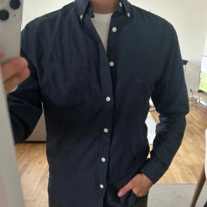 Blå Skjorta - En blå enkel skjorta från Dobber. Aldrig använd så skicket är väldigt bra. 