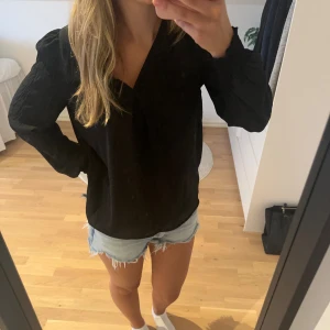 Söt blus! - Så söt blus i ny skick! Säljer då jag inte får användning för den! Hör av dig vid frågor eller för fler bilder!🫶🤗