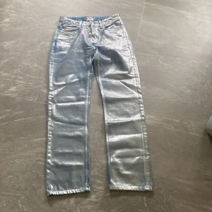Jeans med silver  - Jeans från lager 157  Stl s  Vida i modell  Silvriga  Nya 