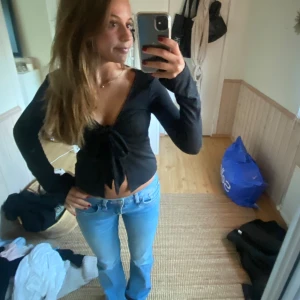 Svart knyt topp! - Populär topp ifrån Gina tricot i fint skick!!❤️