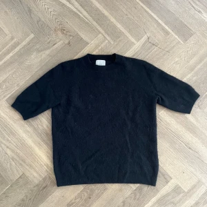 Kortärmad Casmere tröja😍🙌🏼 - Säljer denna super populära cashmere tröjan från h&m.🥰❣️Skriv till mig om du har några funderingar.🎀