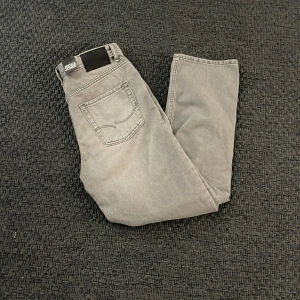 Gråa Jack and Jones Jeans - Säljer ett par helt nya oanvända Jack and Jones Jeans Gråa. Köpte dom nyligen men dom var för små, och hann inte lämna tillbaks. Nypriset ligger på ca 600kr. Priset kan diskuteras 