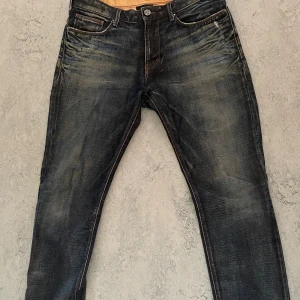 Armani jeans - Tjena, säljer dessa Armani jeans då dom är för små. Har ingen bild med dom på för dom går knappt o sätta på. Mitt pris:800kr nytt pris:900-1000kr  Har ni frågor hör av er👍🏻🙌