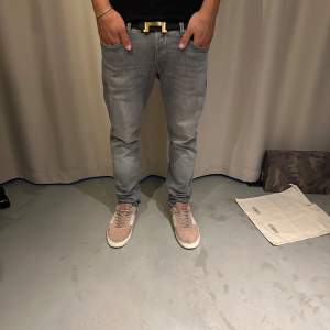 Ett par riktigt snygga Jack & jones jeans i storleken 34/34, riktigt bra passform och riktigt bra skick, jeansen är använda ett fåtal gånger och är köpte för 900kr, priset går att diskutera vid snabb affär 🙌