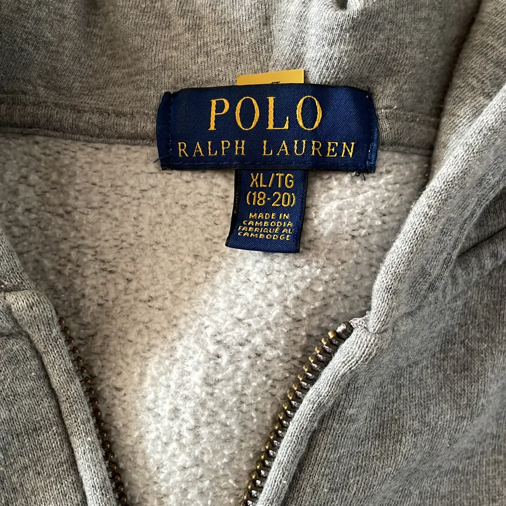 Säljer en grå hoodie från Polo Ralph Lauren i storlek s .Den har en dragkedja framtill och två fickor. Insidan är fodrad med mjuk fleece vilket gör den extra varm och mysig. Perfekt för kalla dagar!. Hoodies.