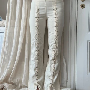 & other stories jeans - Säljer dessa & other stories jeans då jag tyvärr inte får så mycket användning av dom, använt få gånger 🤍