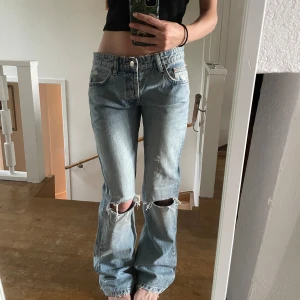 Bootcut ripped Zara jeans  - Såå snygga ripped jeans från zara med hål i knäna. Köpta för länge sen så tror ej de säljs hos Zara längre. Inte använt särskilt mycket & säljer pga har för många jeans. Inga defekter💗 Många intresserade så inga reservationer utan tryck på ”köp nu”💘