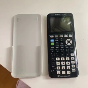 TI-84 Plus CE-T - Säljer min miniräknare från gymnasiet som fungerar precis som ny! Skriv vid frågor 🥰 Orginalpris ca 1600kr (Återanvänder bilderna som jag tog när jag sålde min systers miniräknare)