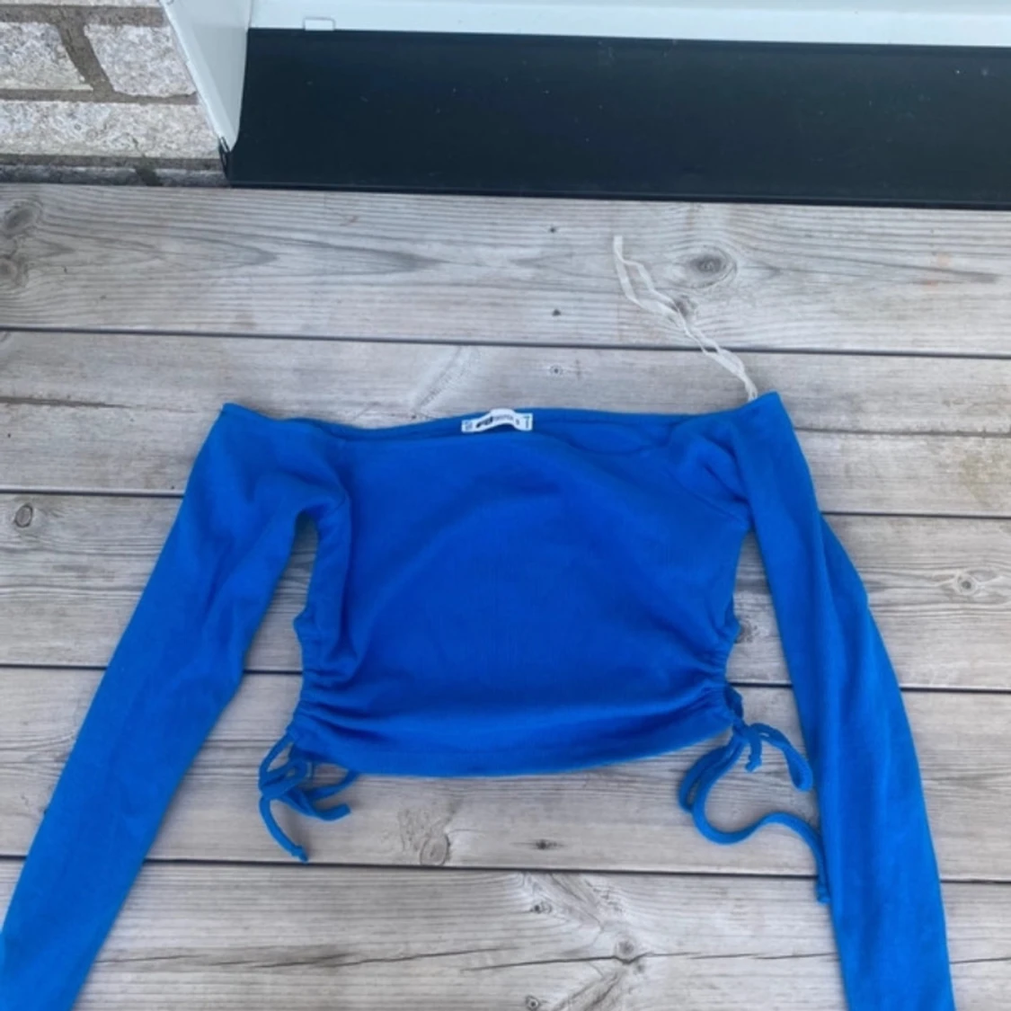 Blå off-shoulder topp med knytning - 91