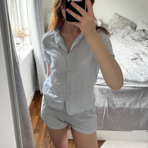 pyjamas - mysig pyjamasset, randig skjorta och randiga shorts💗