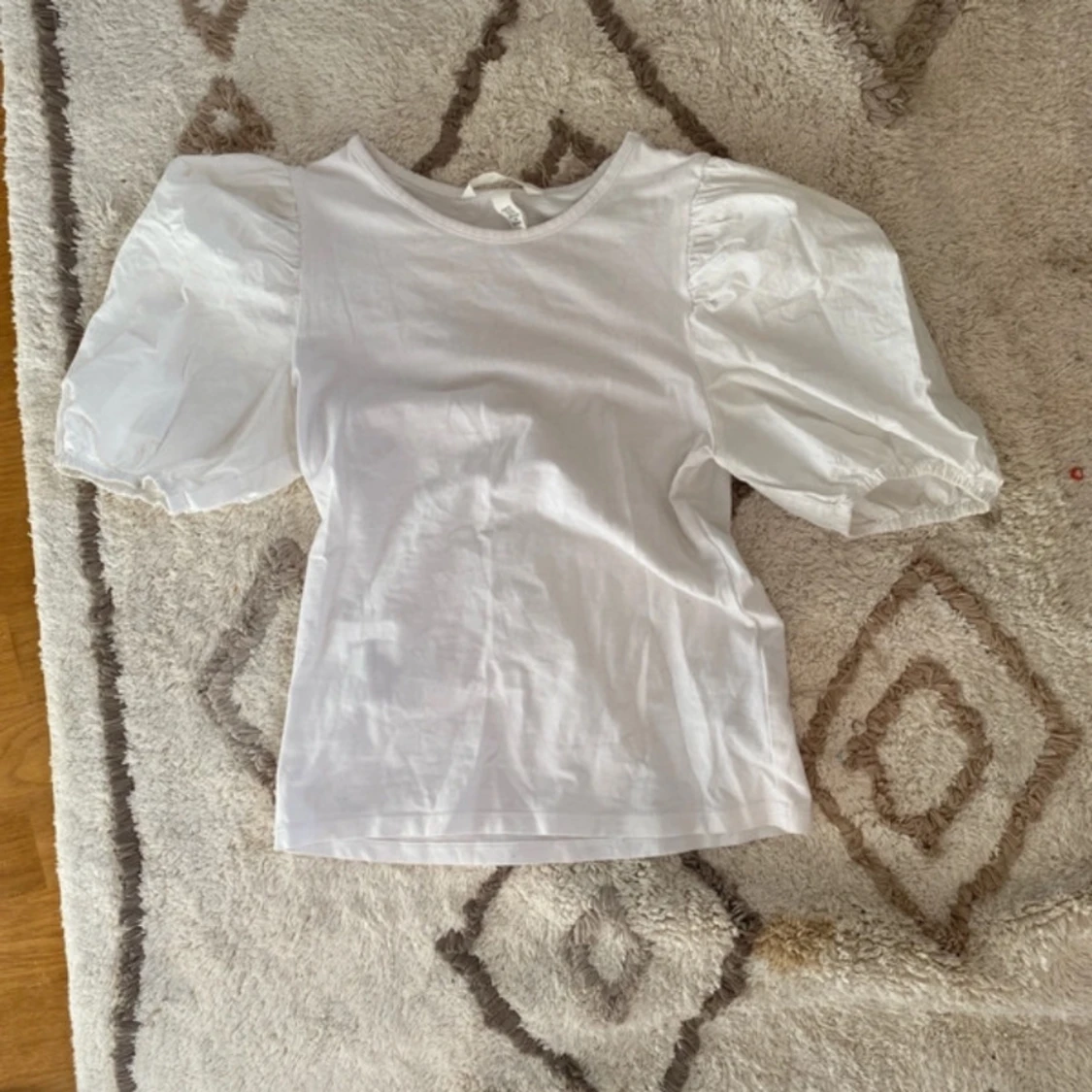 Vit topp med puffärmar