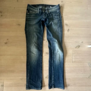 G-star jeans - Sjukt snygga jeans från G-star raw. Lågmidjade med coola fickor och snygg tvätt. Köpta på sellpy men är i väldigt bra skick. Skulle säga att de är lite små i storleken.   Midjemått rakt över: 38 cm