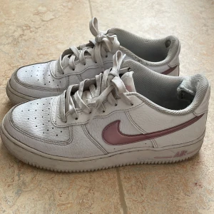 Nike Air Force 1 - Köpte dem för 1000kr, men pågrund av hål säljer jag för 250kr💕✨