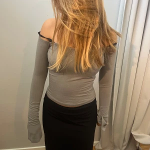 OFFSHOULDER TOPP - Offshoulder topp från Gina, går att ha på axlarna även, den är i fin grå färg och är i nyskicl! Det är även slits i armarna som är en fin detalj🌸