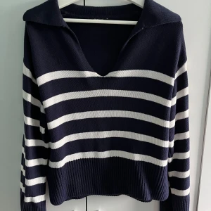 Stickad tröja - Superfin randig stickad tröja från Gina tricot! Kontakta för fler bilder!! Varsamt använd❤️