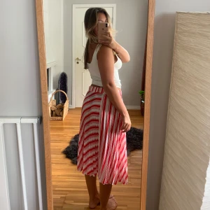 Långkjol från Guess - Superhäftig kjol från guess som länge varit en favorit! I nyskick💫💫fungerar både s och m