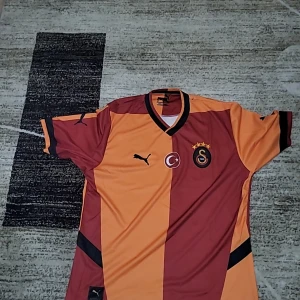 Galatasaray  - Galatasaray tröja. Oanvänd samt i väldigt bra skick. Är storlek XL men passar mer som L